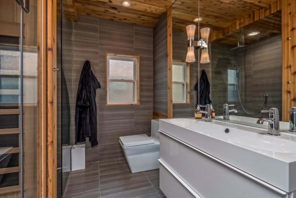 633 Colorado Blvd Denver CO-large-021-13-Master Bath-1498x1000-72dpi